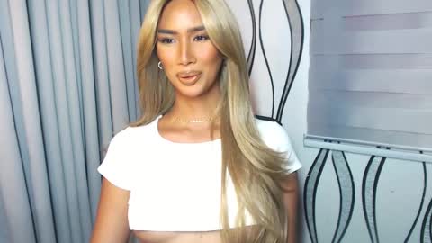 Snapshot of lanadel_hilton chatting on 02-19-25, 04:01 Lana online show from 02-19-25, 04:01