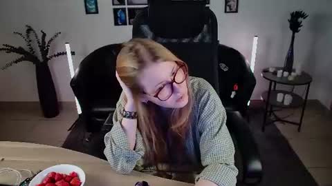 lana online show from 07-08-26, 10:31