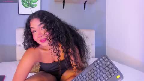 lanna_jones_ online show from 10-28-25, 07:49