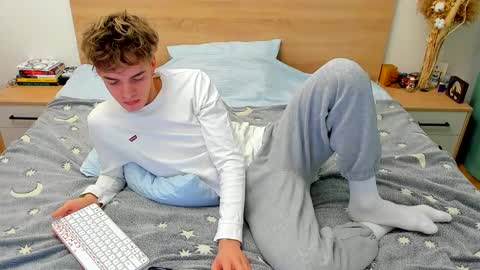 Snapshot of lanny_fandi chatting on 12-10-24, 07:58 Fandi online show from 12-10-24, 07:58