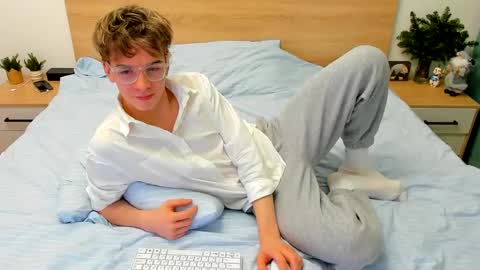 Snapshot of lanny_fandi chatting on 12-24-24, 08:11 Fandi online show from 12-24-24, 08:11