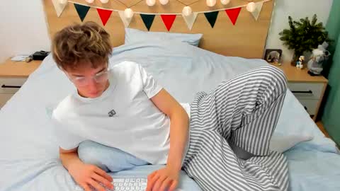 Snapshot of lanny_fandi chatting on 01-03-25, 12:19 Fandi online show from 01-03-25, 12:19