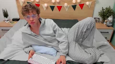 Snapshot of lanny_fandi chatting on 01-08-25, 04:11 Fandi online show from 01-08-25, 04:11