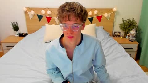 Snapshot of lanny_fandi chatting on 01-12-25, 05:44 Fandi online show from 01-12-25, 05:44