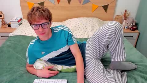 Snapshot of lanny_fandi chatting on 09-19-25, 04:18 Fandi online show from 09-19-25, 04:18