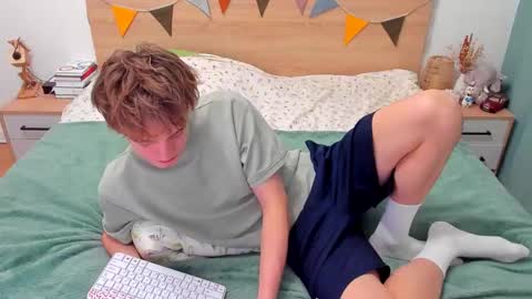 Snapshot of lanny_fandi chatting on 09-22-25, 02:30 Fandi online show from 09-22-25, 02:30