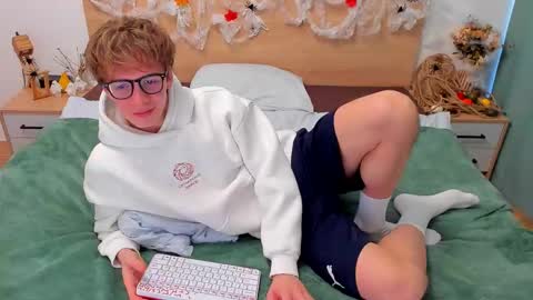 Snapshot of lanny_fandi chatting on 10-18-25, 09:43 Fandi online show from 10-18-25, 09:43