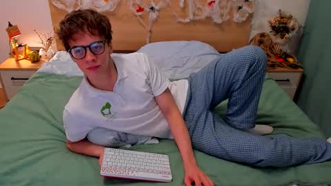 Snapshot of lanny_fandi chatting on 11-07-25, 06:02 Fandi online show from 11-07-25, 06:02