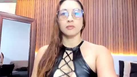 Snapshot of lara_martin chatting on 07-27-26, 12:01 700 200 online show from 07-27-26, 12:01