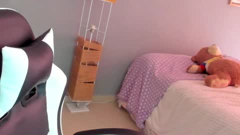 Lara online show from 05-19-26, 04:13