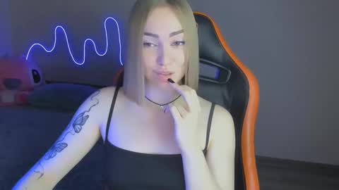 LaraKrein lk online show from 11-17-25, 03:51