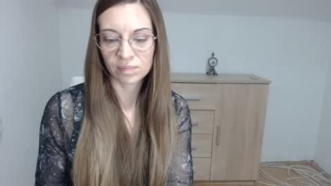 larawinters online show from 02-09-25, 04:40