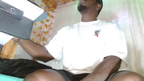 Snapshot of largo_eddy chatting on 12-14-25, 01:49 Largo eddy online show from 12-14-25, 01:49