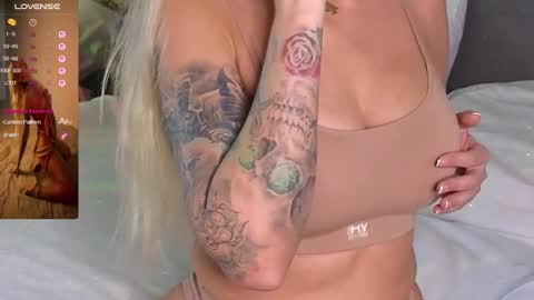 Snapshot of larine_morgan chatting on 11-08-25, 04:01 LarineGMT7 UTC6 online show from 11-08-25, 04:01