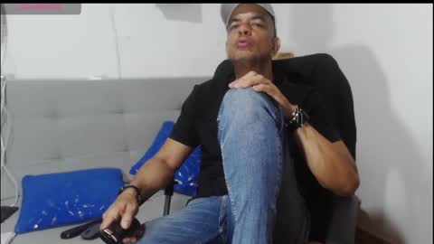 Snapshot of latinmartin254 chatting on 05-17-26, 03:26 latinmartin254 online show from 05-17-26, 03:26