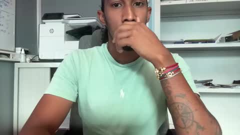 Snapshot of lau213 chatting on 11-04-25, 12:04 lau213 online show from 11-04-25, 12:04