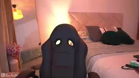 Snapshot of lau_bee_ chatting on 11-04-25, 06:40 Laura online show from 11-04-25, 06:40