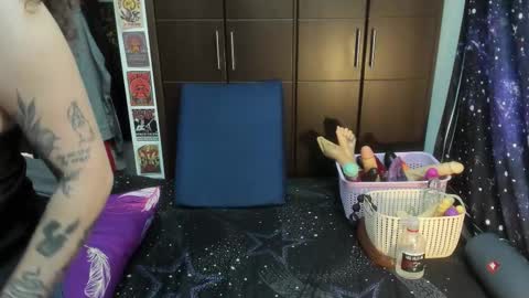 Snapshot of laura_anal_ chatting on 11-12-25, 04:07 Wen online show from 11-12-25, 04:07