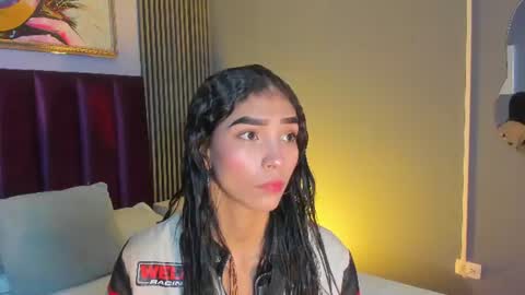 Snapshot of laura_aristizabal_19 chatting on 06-20-26, 11:46 Laura online show from 06-20-26, 11:46