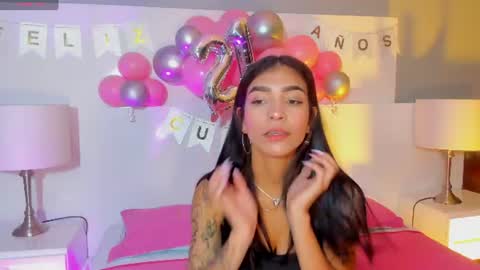 Snapshot of laura_aristizabal_19 chatting on 06-24-26, 12:15 Laura online show from 06-24-26, 12:15