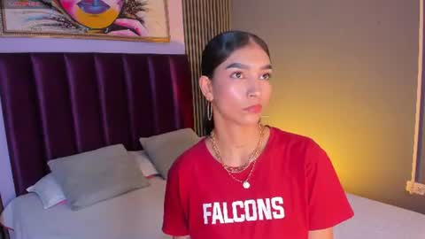 Snapshot of laura_aristizabal_19 chatting on 07-25-26, 12:03 Laura online show from 07-25-26, 12:03