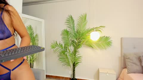 Snapshot of laura_bonnet_ chatting on 12-29-24, 04:27 Laura Bonnet  online show from 12-29-24, 04:27