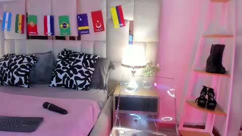 Snapshot of laura_dicardy chatting on 06-17-26, 11:23 laura_dicardy online show from 06-17-26, 11:23