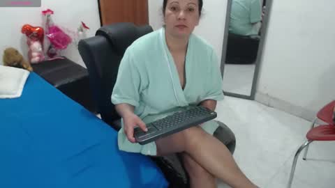 laura_foxx2379 online show from 10-14-25, 12:00