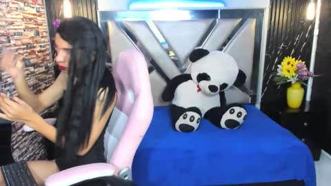 Snapshot of laura_goldenn chatting on 03-15-26, 09:43 Laura Goldenn online show from 03-15-26, 09:43