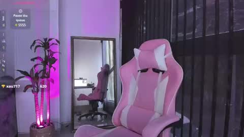 Snapshot of laura_r23 chatting on 12-19-24, 01:40 Laura Rose online show from 12-19-24, 01:40