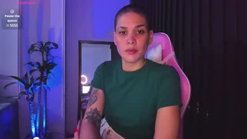 Snapshot of laura_r23 chatting on 12-22-24, 06:17 Laura Rose online show from 12-22-24, 06:17