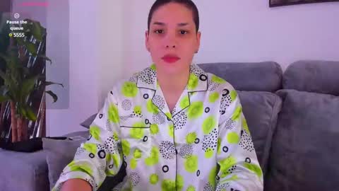 Snapshot of laura_r23 chatting on 01-11-25, 06:23 Laura Rose online show from 01-11-25, 06:23