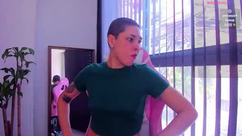 Snapshot of laura_r23 chatting on 01-15-25, 05:47 Laura Rose online show from 01-15-25, 05:47
