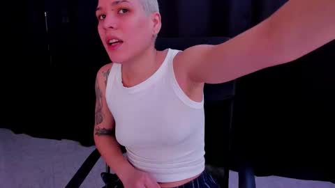 Snapshot of laura_r23 chatting on 09-13-25, 06:08 Laura Rose online show from 09-13-25, 06:08