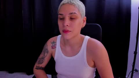 Snapshot of laura_r23 chatting on 09-16-25, 01:12 Laura Rose online show from 09-16-25, 01:12