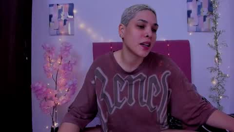 Snapshot of laura_r23 chatting on 09-18-25, 02:57 Laura Rose online show from 09-18-25, 02:57