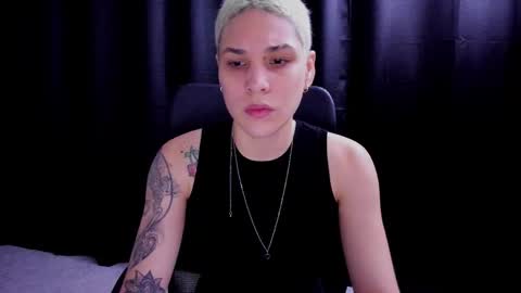 Snapshot of laura_r23 chatting on 09-19-25, 02:46 Laura Rose online show from 09-19-25, 02:46