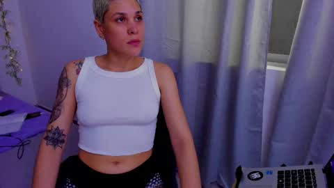 Snapshot of laura_r23 chatting on 09-21-25, 04:03 Laura Rose online show from 09-21-25, 04:03