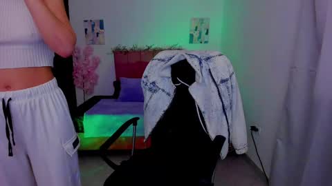 Snapshot of laura_r23 chatting on 10-03-25, 02:03 Laura Rose online show from 10-03-25, 02:03