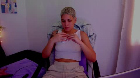 Snapshot of laura_r23 chatting on 10-05-25, 04:49 Laura Rose online show from 10-05-25, 04:49