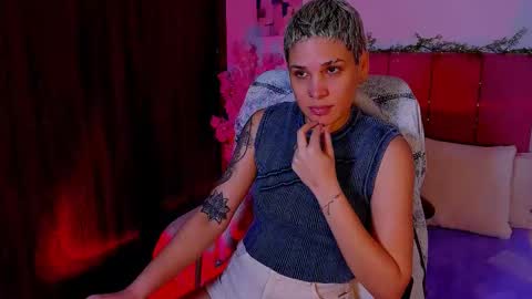 Snapshot of laura_r23 chatting on 10-17-25, 12:25 Laura Rose online show from 10-17-25, 12:25