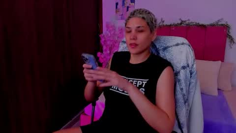 Snapshot of laura_r23 chatting on 10-17-25, 06:54 Laura Rose online show from 10-17-25, 06:54