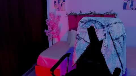 Snapshot of laura_r23 chatting on 10-18-25, 06:41 Laura Rose online show from 10-18-25, 06:41