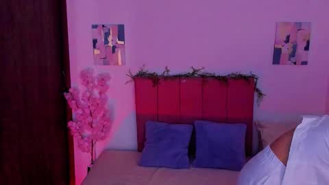 Snapshot of laura_r23 chatting on 10-24-25, 05:31 Laura Rose online show from 10-24-25, 05:31