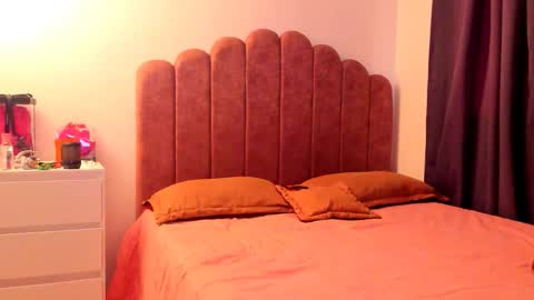 LAURA SOE online show from 10-16-25, 04:08