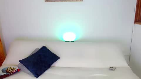 Laura online show from 03-09-25, 02:39