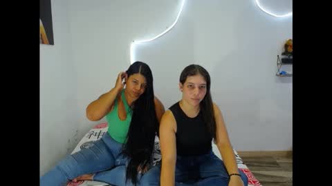 LAURA AND SCARLETT online show from 09-17-25, 05:03