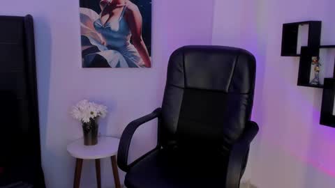 Laura Blue online show from 02-25-25, 06:20