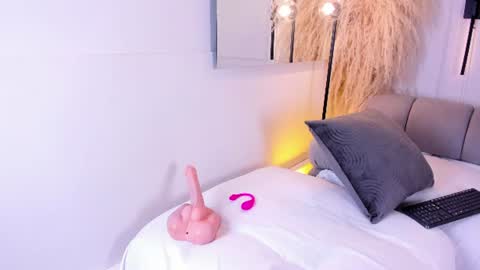 LauraCarther  online show from 06-10-26, 05:23