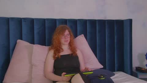 Snapshot of lauradennis chatting on 05-12-26, 04:59 Laura online show from 05-12-26, 04:59